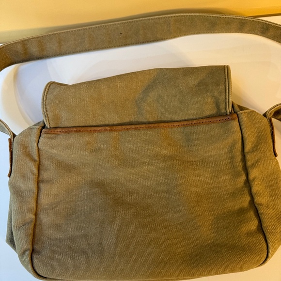 VINTAGE L.L. BEAN CANVAS AND LEATHER MESSENGER BAG - Picture 4 of 14